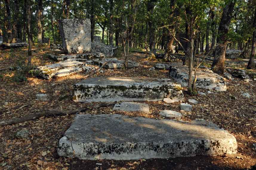 Prahistorijski tumulus i nekropola sa stećcima Grebnice – Bunčići u selu Radmilovića Dubrava, povijesno područje